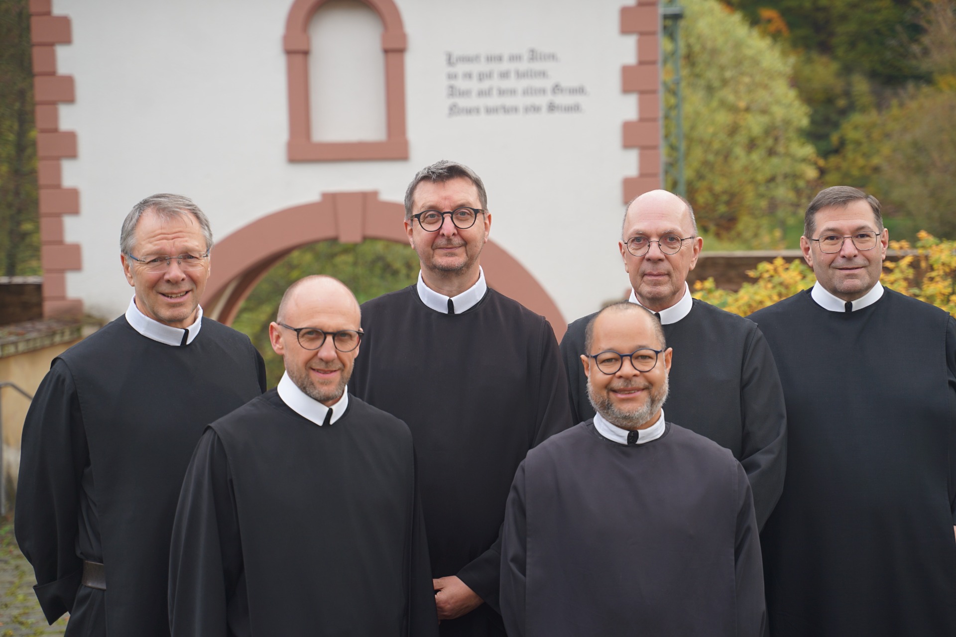 Foto (da sinistra a destra): Fr. Alfons Maria, Fr. Antonius, Fr. Peter, Fr. Joel, Fr. Timotheus, Fr. Benedikt