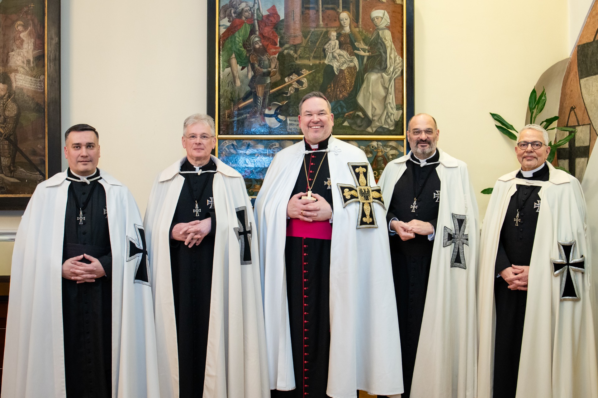 Vienna, 17 febbraio 2026 – Il Gran Maestro Abate Generale Frank Bayard (al centro) con i membri del Consiglio Generale dell’Ordine Teutonico, eletti durante il Capitolo Generale riunito presso la Deutschordenshaus a Vienna.