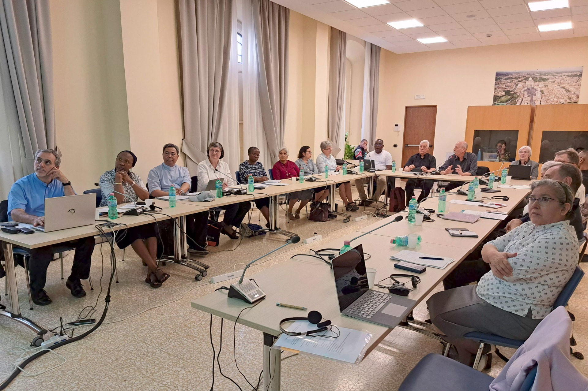 Los miembros de los Consejos Ejecutivos de la USG y de la UISG durante la reunión