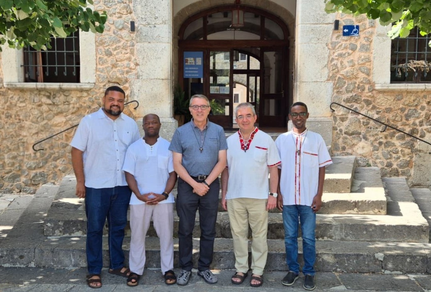 **Il Consiglio Generale** (da sinistra a destra): p. Isaías Mata Castillo (Repubblica Dominicana), p. Dominique Tuyisenge (Ruanda), p. Antonio Fernández Cano (Spagna), p. Emilio Velasco Triviño (Spagna) e p. Anaclet Mbuguje (Ruanda).
